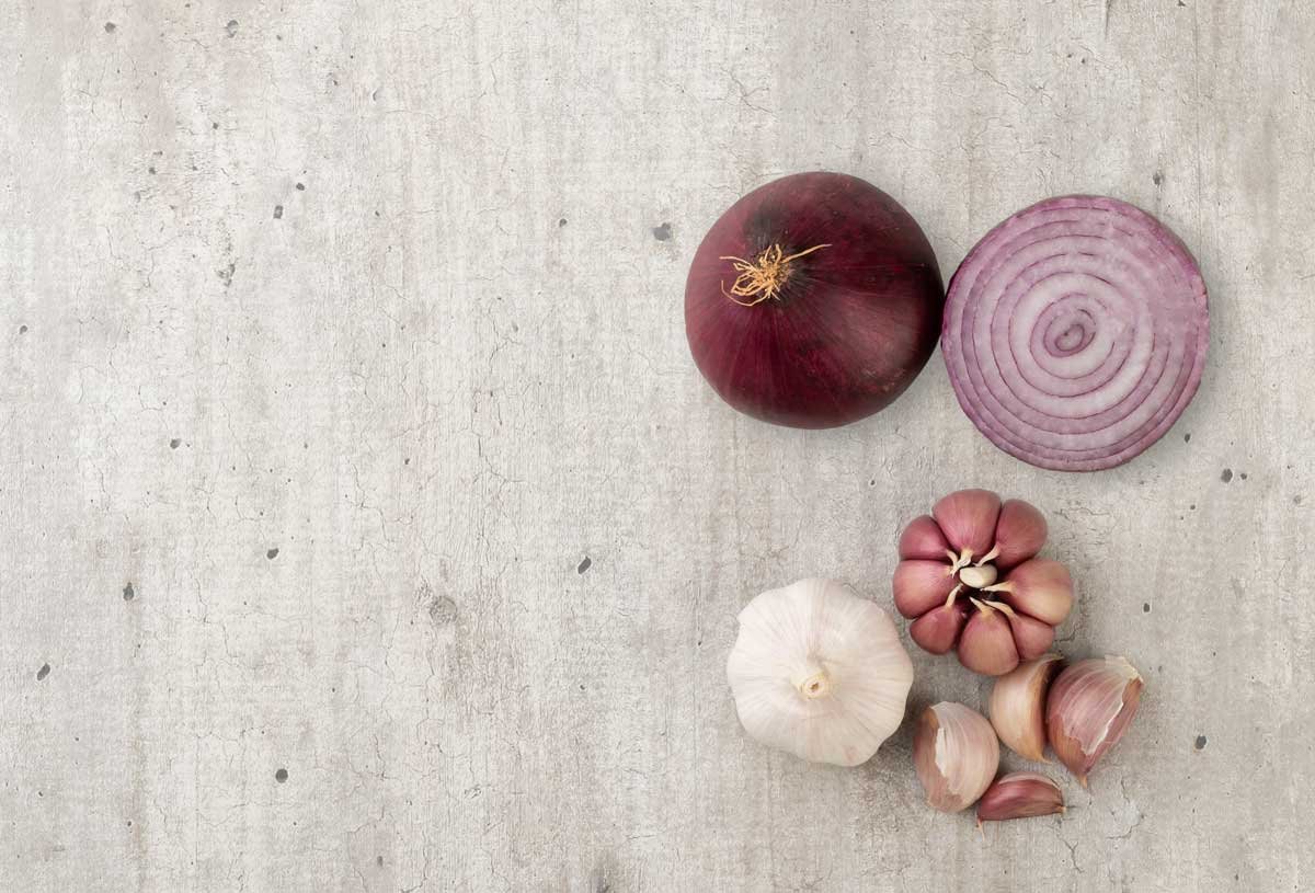 Sustituye la sal yodada con ajo y cebolla